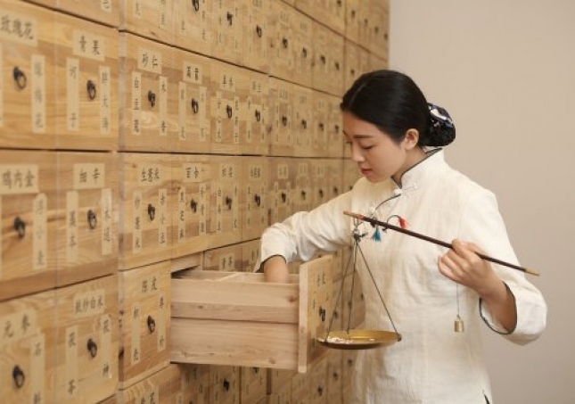 艾叶泡脚能治风湿吗-请问用艾叶煮水泡脚对膝关节风湿和骨质增生有没有缓解
