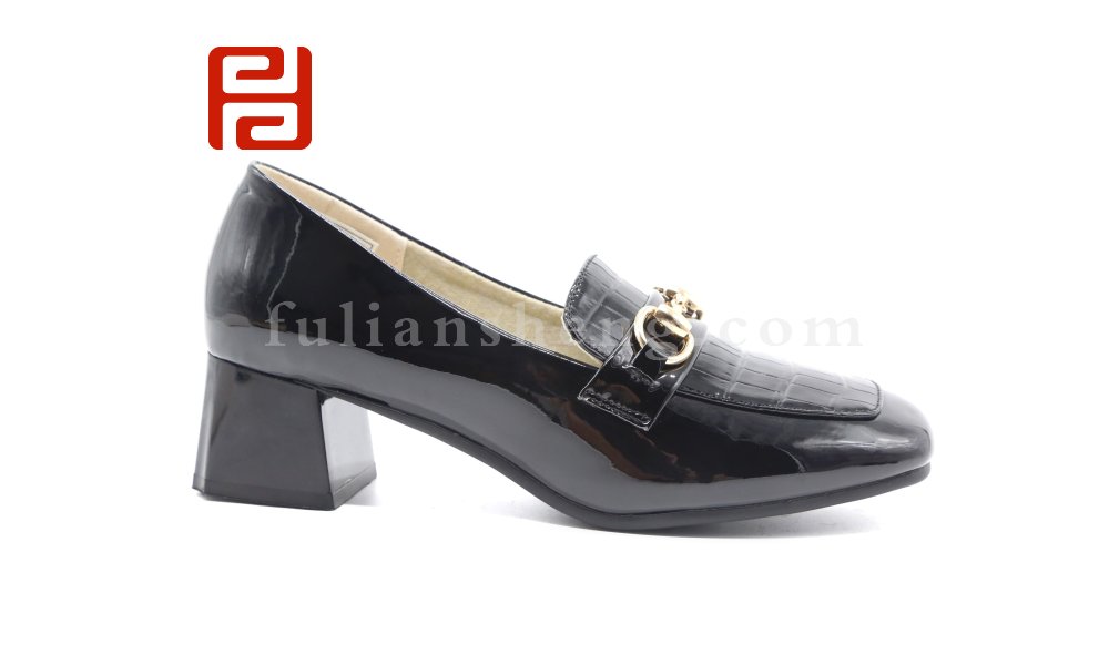 春季新款漆皮亮面粗跟舒适乐福鞋中跟时尚女单鞋